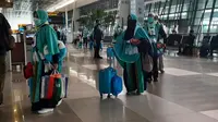 Sejumlah jemaah umrah saat akan berangkat melalui Bandara Soekarno-Hatta. (Liputan6.com/Pramita Tristiawati)