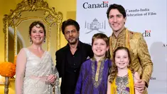 Perdana Menteri (PM) Kanada Justin Trudeau bersama dengan istrinya Sophie Gregoire Trudeau dan kedua anaknya Xavier serta Ella Grace bertemu bintang film Bollywood Shah Rukh Khan di Mumbai, India, Selasa (20/2). (Sean Kilpatrick/Canadian Press via AP)