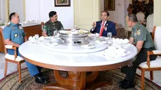 Presiden Joko Widodo berbincang dengan Panglima TNI Marsekal TNI Hadi Tjahjanto (kedua kiri), KSAL Laksamana TNI Ade Supandi (kiri) dan KSAD Jenderal TNI Mulyono ketika santap siang bersama di Istana Kepresidenan Bogor, Kamis (14/12). (dok. Setpres)