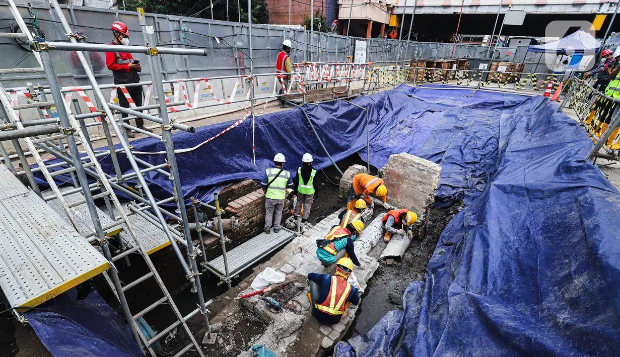 Penemuan artefak di sepanjang proyek MRT CP203 Glodok-Kota, Jakarta, Selasa (20/9/2022). Artefak mulai dari pecahan keramik, botol, dan bata zaman kolonial ditemukan sepanjang proyek MRT CP203 Bundaran HI-Kota, Jakarta Barat. (Liputan6.com/Faizal Fanani)