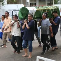 Jenazah Renita Sukardi hendak disalatkan. (Nurwahyunan/Bintang.com)