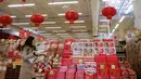 Seorang pelanggan berbelanja makanan untuk menyambut Tahun Baru Imlek yang akan segera tiba di Pasar Swalayan Pricesmart di Vancouver, Kanada, 14 Januari 2020. Warga di Kanada membeli sejumlah keperluan khusus untuk menyambut Tahun Baru Imlek yang tahun ini jatuh pada 25 Januari. (Xinhua/Liang Sen)