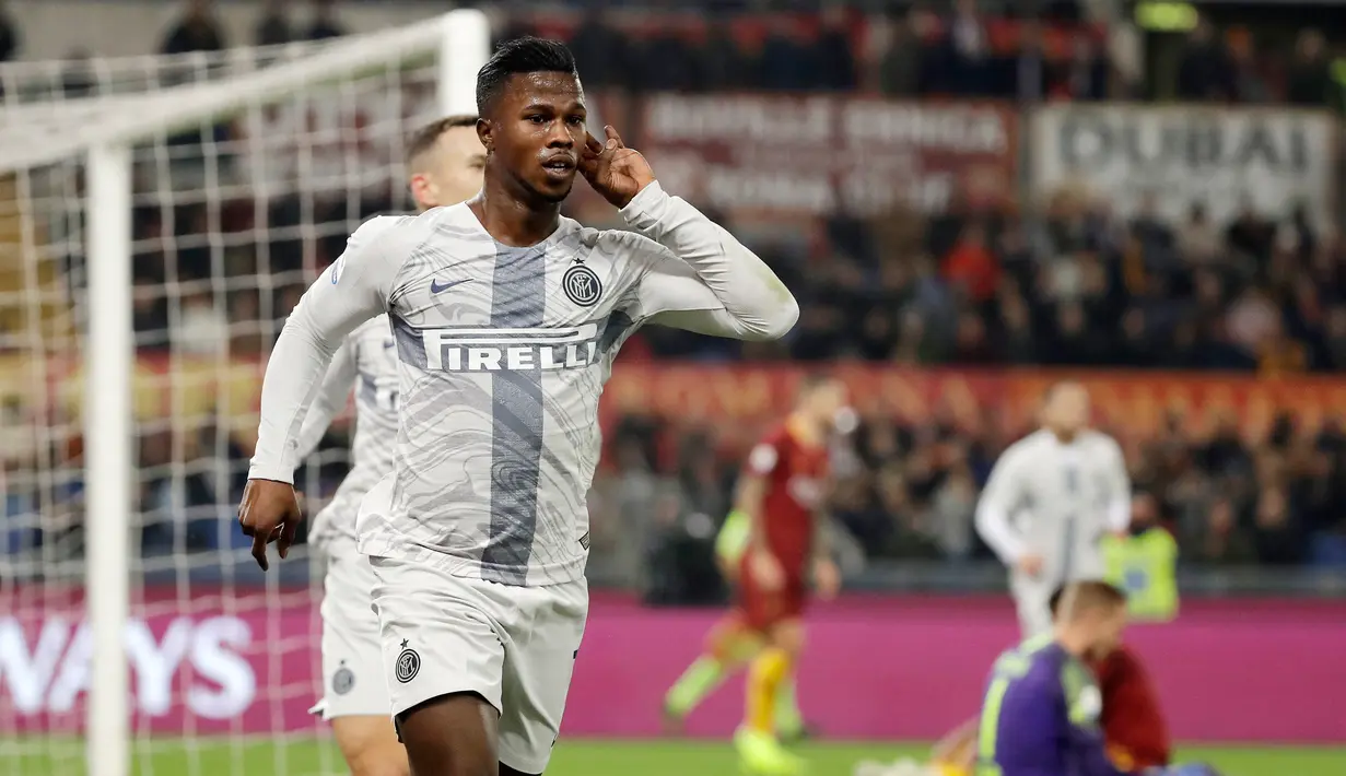 Striker Inter Milan, Keita Balde berselebrasi usai mencetak gol ke gawang AS Roma pada lanjutan Liga Italia di stadion Olimpiade Roma (3/11). Roma bermain imbang 2-2 atas Inter. (AP Photo/Andrew Medichini)