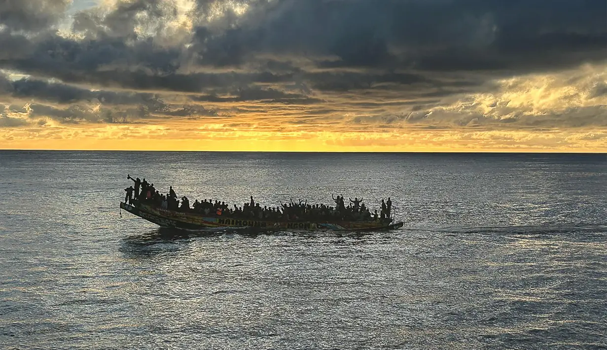 El Hierro menyumbang sekitar seperempat dari hampir 26.000 kedatangan migran di Kepulauan Canary selama periode ini, meningkat hampir 80 persen dari periode yang sama tahun lalu dan mendekati tingkat rekor yang ditetapkan pada tahun 2006. (Handout / SASEMAR / AFP)