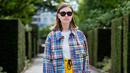 Pilihlah warna-warna dalam rona yang cerah dan aksesori atau fashion item yang memiliki penampilan terstruktur. Foto: Purewow.
