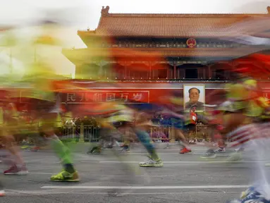 Peserta berlari melewati gerbang Tiananmen saat Beijing International Marathon di Beijing, China, Minggu (20/9/2015). Sekitar 30.000 pelari ikut ambil bagian dalam acara yang berlangsung tiap tahun. (REUTERS/Kim Kyung-Hoon)