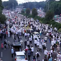 Umat muslim dari berbagai daerah menggelar demo 4 November besar-besaran. Ribuan orang yang didominasi baju putih terlihat diberbagai sudut yang dekat dengan Monas. (dok.Instagram)