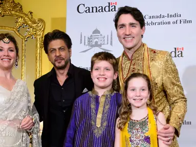 Perdana Menteri (PM) Kanada Justin Trudeau bersama dengan istrinya Sophie Gregoire Trudeau dan kedua anaknya Xavier serta Ella Grace bertemu bintang film Bollywood Shah Rukh Khan di Mumbai, India, Selasa (20/2). (Sean Kilpatrick/Canadian Press via AP)