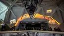 Program Night at The Museum resmi digelar selama tiga hari pada 28–30 November 2025. Tampak dalam foto, pengunjung menyaksikan video imersif yang menggambarkan Pertempuran Surabaya, yang terjadi pada bulan November 1945 antara pejuang Indonesia melawan pasukan Sekutu Inggris dan NICA untuk menegakkan kembali kekuasaan kolonial Belanda setelah berakhirnya Perang Dunia II, dalam acara 'Malam di Museum 2025' di Museum 10 November, Surabaya, Jawa Timur, Sabtu 29 November 2025. (Juni KRISWANTO/AFP)