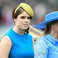 Putri Inggris Eugenie (kiri) dan Putri Beatrice mengenakan topi atau fascinator unik saat menghadiri ajang pacuan kuda Royal Ascot di Ascot, Inggris, Selasa (18/6/2019). Royal Ascot menjadi ajang bagi wanita Inggris untuk tampil dengan fascinator unik. (Mike Egerton/PA via AP)