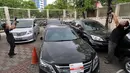 Dua orang wartawan mengabadikan gambar mobil Fuad Amin Imron yang disita KPK, Jakarta, Selasa (23/12/2014). (Liputan6.com/Mihtahul Hayat)