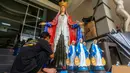 Patung-patung ini dipasarkan dengan kisaran harga bervariasi tergantung ukuran serta tingkat kerumitan dalam proses pembuatannya. (DEVI RAHMAN/AFP)