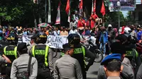 Selain berorasi para pengunjuk rasa juga menggelar long march di sepanjang Jalan Juanda Kota Bogor.  (Liputan6.com/Achmad Sudarno)