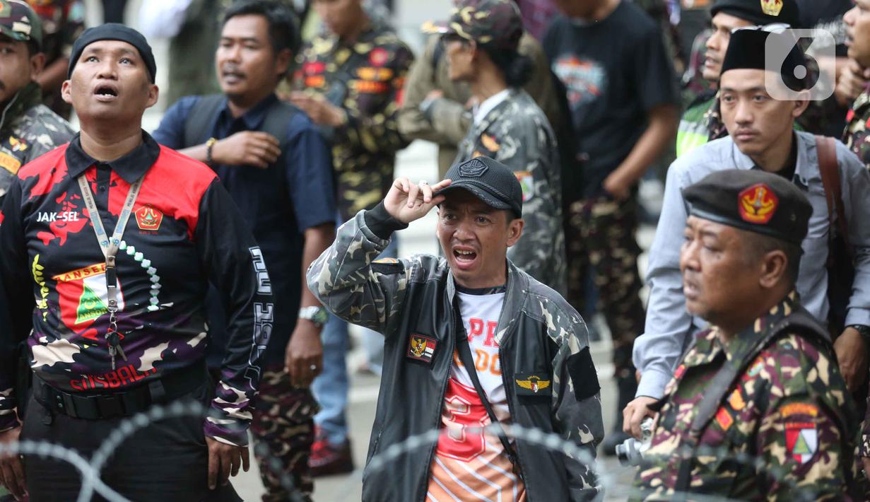Anggota dan simpatisan Barisan Ansor Serbaguna (Banser) berunjuk rasa menentang keputusan Komisi Pemberantasan Korupsi (KPK) terkait penahanan Menteri Agama periode 2020-2024, Yaqut Cholil Qoumas. Tampak dalam foto, anggota dan simpatisan Barisan Ansor Serbaguna (Banser) saat berunjuk rasa di depan gedung Merah Putih Komisi Pemberantasan Korupsi (KPK), Jakarta, Kamis (12/3/2026). (Liputan6.com/Helmi Fithriansyah)