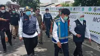 Gubernur Provinsi Jawa Timur Khofifah Indar Parawansa melakukan kunjungan ke lokasi longsor di Jalan Tol Surabaya-Gempol KM 06+200 A (Liputan6.com.Dian Kurniawan)