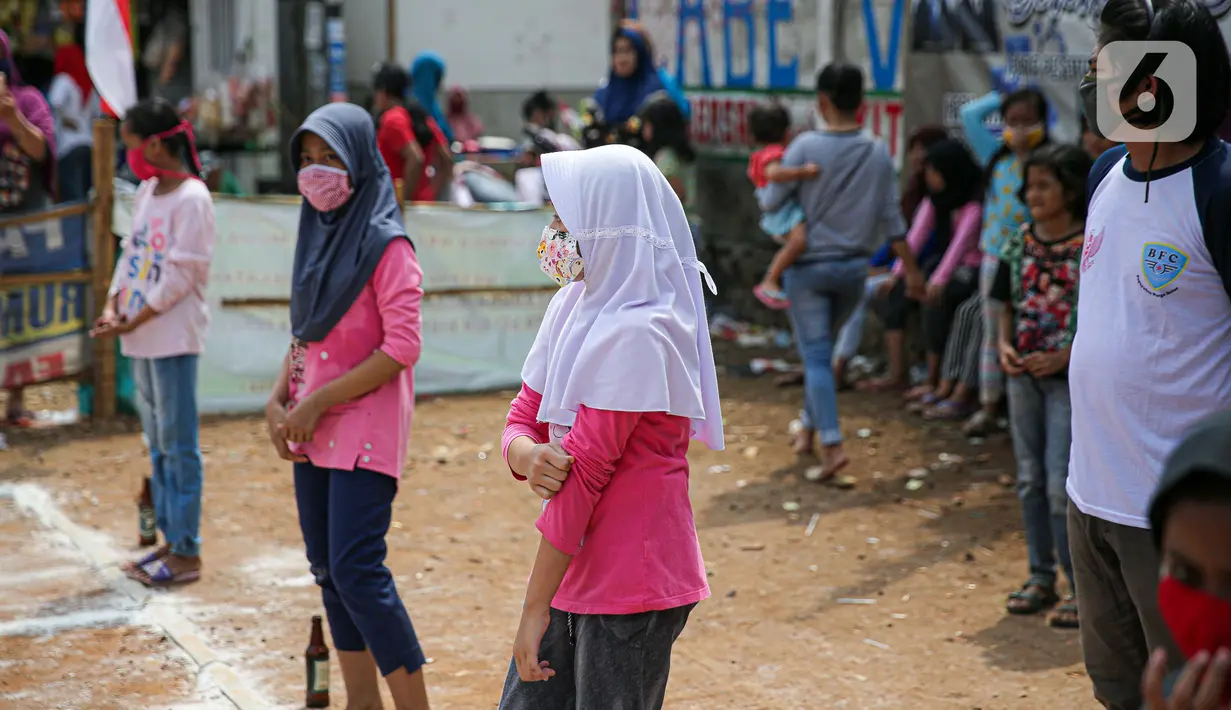 Anak-anak bersiap mengikuti lomba menangkap belut dengan menerapkan protokol Kesehatan di kawasan Pondok Cabe IV, Tangerang Selatan, Senin (17/8/2020). Lomba tersebut digelar untuk menyemarakkan HUT ke-75 Kemerdekaan Republik Indonesia. (merdeka.com/Faizal Fanani)