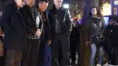 Grup band U2 Bono, Adam Clayton , Larry Mullen Jr  dan The Edge seusai meletakkan karangan bunga di trotoar di depan gedung pertunjukan Bataclan Theatre, salah satu tempat serangan teroris di Paris, Perancis, Sabtu (14/11). (AFP PHOTO / FRANCK FIFE)