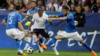 Penyerang Prancis, Kylian Mbappe (tengah) berusaha melewati para pemain Italia saat bertanding pada pertandingan persahabatan di stadion Allianz Riviera di Nice, Prancis selatan (1/6). Prancis menang telak 3-1 atas Italia. (AP Photo / Claude Paris)