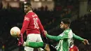 Penyerang Manchester United atau MU, Marcus Rashford berebut bola dengan penyerang Real Betis, Ayoze Perez pada leg pertama 16 besar Liga Eropa 2022/2023 di Old Trafford, Jumat dini hari WIB (10/3/2023). Real Betis sendiri sempat menyamakan kedudukan lewat gol Ayoze Perez. (AP Photo/Dave Thompson)