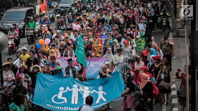 Sejumlah penyandang disabilitas mengikuti pawai budaya di kawasan MH Thamrin, Jakarta, Selasa (27/8/2019). Kegiatan bertema 