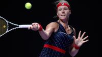 Petenis Belanda, Kiki Bertens berusaha mengembalikan bola ke arah petenis Australia, Ashleigh Barty pada turnamen WTA Finals 2019 di Shenzhen, China, Selasa (29/10/2019). Bertens secara mengejutkan mengalahkan petenis peringkat satu dunia dengan 3-6, 6-3, 6-4 dalam waktu 2 jam 9 menit (AP/Andy Wong)