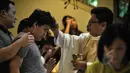 Anak berkebutuhan khusus atau penyandang difabel melakukan misa Paskah didampingi  keluarga di Gereja Santo Ignatius, Jakarta, Minggu (5/4). Misa hari ini diperuntukan bagi anak difabel agar menjalani ibadah dengan kushuk. (Liputan6.com/Faizal Fanani)