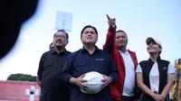 Ketua panitia penyelenggara Piala Dunia U-20 2023 (LOC), Erick Thohir mengunjungi Stadion Kapten I Wayan Dipta, Gianyar, Minggu (12/3/2023). (Bola.com/Alit Binawan)