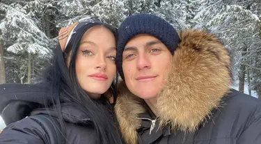 Paulo Dybala memiliki kekasih hati berparas cantik, Oriana Sabatini. Oriana selalu mendukung Dybala di beberapa momen. Eks pemilik nomor 10 Juventus ini selalu menyisihkan waktu untuk bersama Oriana Sabatini saat tidak bertanding di lapangan hijau. (Liputan6.com/IG/@orianasabatini)