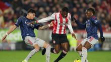 Dango Ouattara dipepet dua pemain lawan dalam laga Brentford vs Arsenal di Liga Inggris 2025/2026, Jumat (13/2/2026). (AP Photo/Ian Walton)