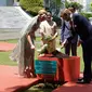 Raja Belanda Willem-Alexander dan Ratu Maxima menanam bibit pohon cendana bersama dengan Presiden Jokowi dan ibu negara Iriana Widodo. (Twitter/@@koninklijkhuis)