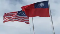 Bendera Taiwan bersanding dengan bendera Amerika Serikat (AFP)
