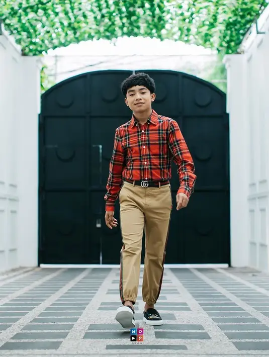 “Habis nyanyi kita foto-foto. Waktu itu kita duduk di sofa, Onyo duduknya di tengah, Thalia dipangku ayah, bunda di samping Onyo. Itu Onyo gemetarrrrrr banget, nggak bisa ngomong lagi," kata Betrand Peto. (Instagram/betrandpetoputraonsu)