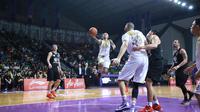 CLS Knights Indonesia kembali menelan kekalahan pada laga Asean Basketball League 2017-2018 setelah menyerah 83-86 dari Chong Son Kung Fu. (dok. CLS Knights Indonesia)
