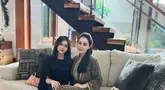 Chantal, yang kini duduk di bangku SMP, semakin menunjukkan pesonanya sebagai remaja. Wajahnya yang cantik dinilai banyak orang menurun dari sang ibu yang terkenal awet muda. Kedekatan mereka juga kerap terlihat dalam berbagai unggahan Jennifer ini. (Liputan6.com/IG/@jeje_haris89)