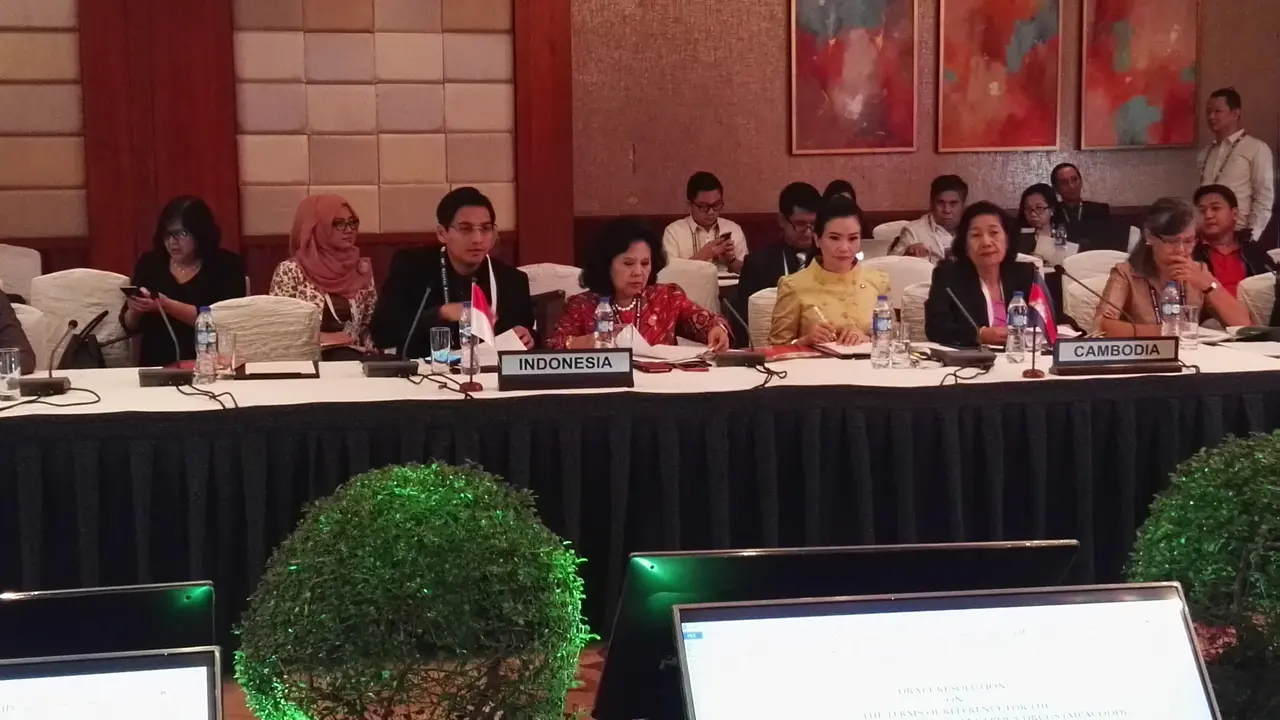 Delegasi parlemen Indonesia, Wiryanti Sukamdani  dan Lucky Hakim di sidang AIPA, Manila, Filipina. (Liputan6.com/Raden Trimutia Hatta)