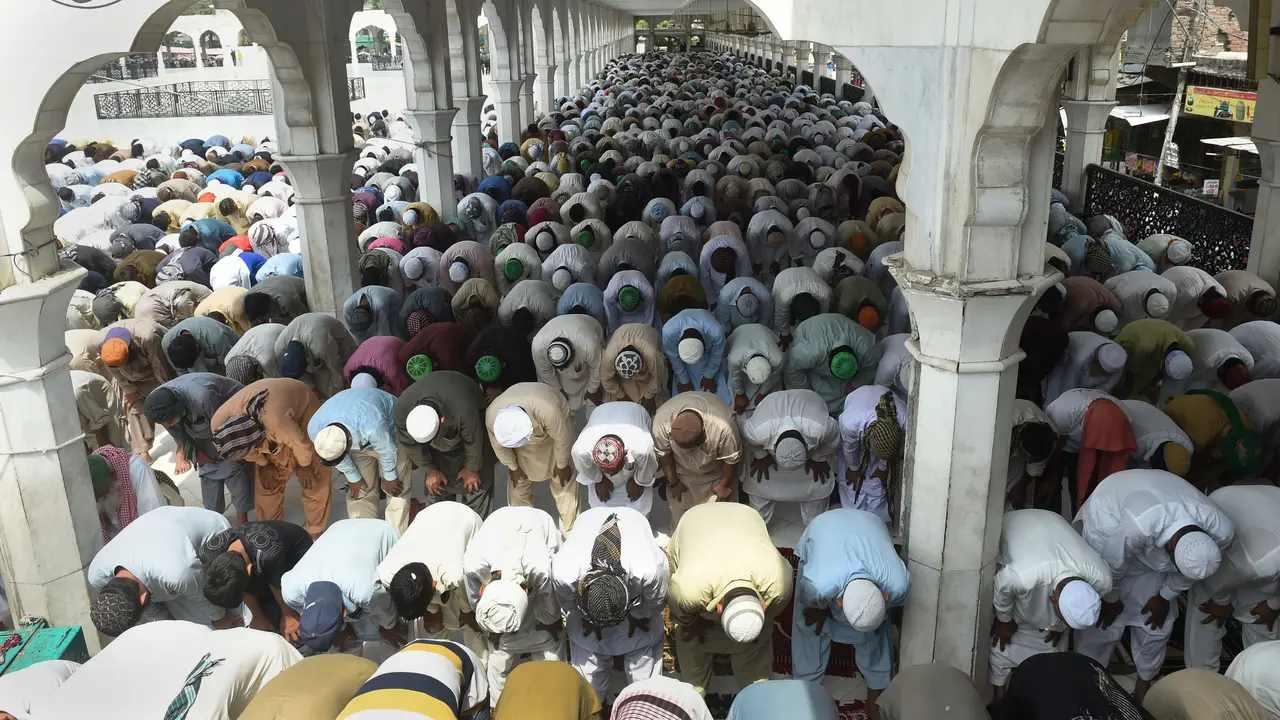 Salat Jumat Pertama saat Ramadan di Sejumlah Negara