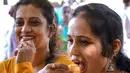 Pengunjung mencoba makanan dalam festival Bengaluru Aaharotsava, Bangalore, India, Jumat (18/10/2019). Lebih dari 1.000 hidangan hadir dalam Bengaluru Aaharotsava. (Manjunath Kiran/AFP)