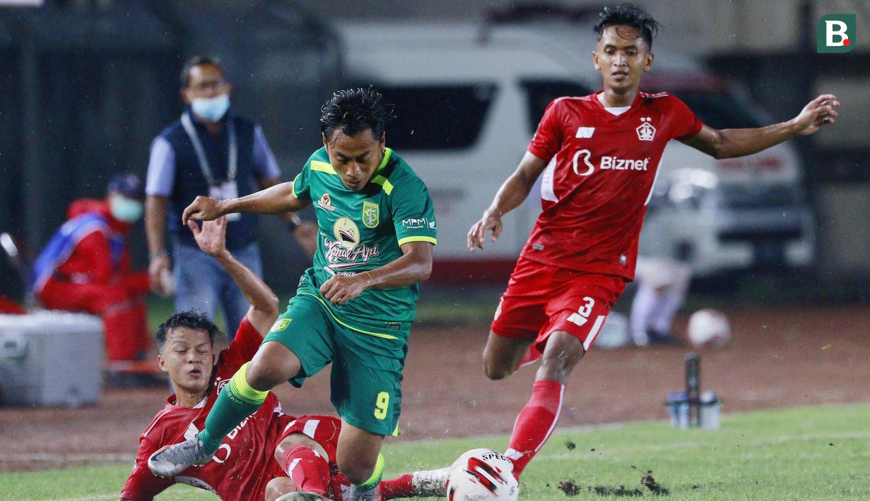Striker Persebaya Surabaya, Samsul Arif (depan) terjatuh usai ditekel pemain Persik Kediri dalam laga Grup C Piala Menpora 2021 di Stadion Si Jalak Harupat, Bandung, Selasa (23/3/2021). (Bola.com/M Iqbal Ichsan)