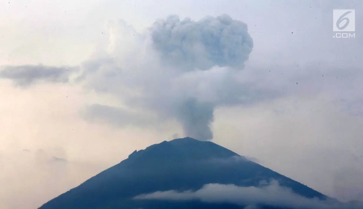 Lanskap Gunung Agung terlihat dari kawasan Pantai Amed, Karangasem, Bali, Rabu (6/12). Kawasan Amed menjadi salah satu lokasi favorit bagi wisatawan untuk menikmati matahari terbenam serta lansekap Gunung Agung. (Liputan6.com/Immanuel Antonius)