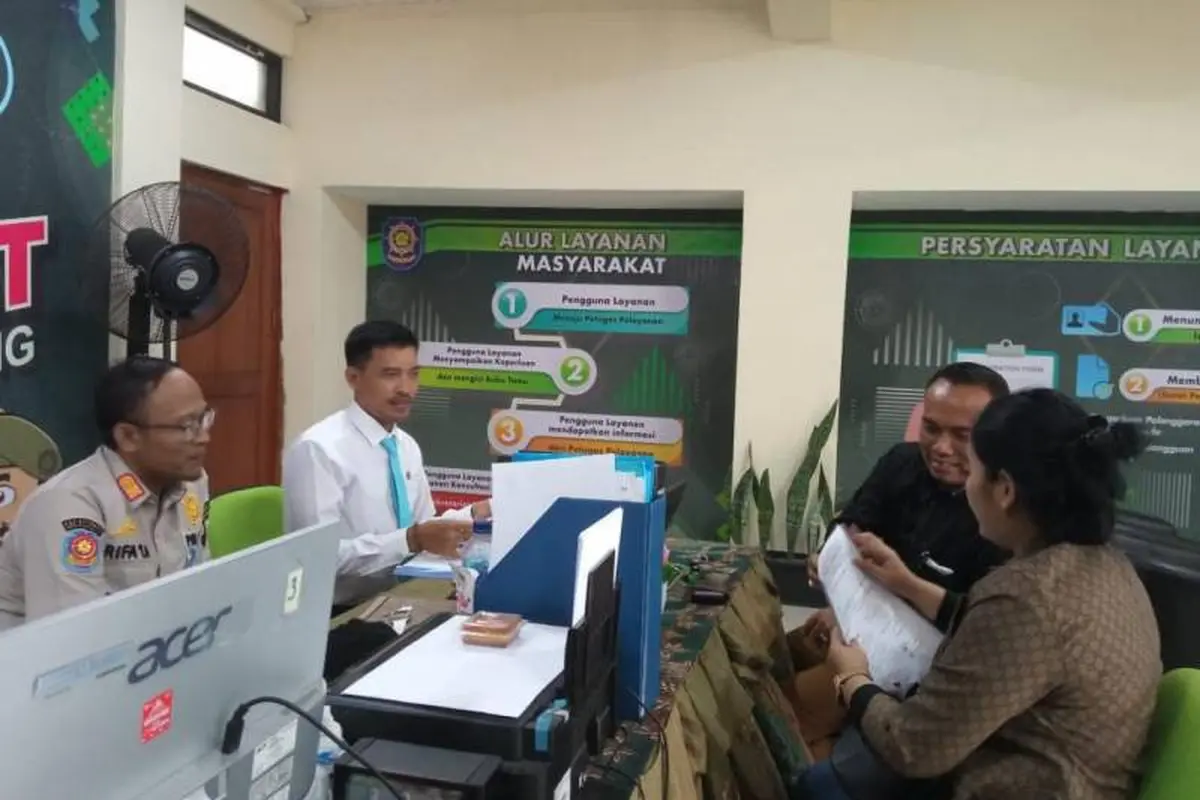 Satpol PP bekerjasama dengan dengan TNI dan Polres Metro Tangerang Kota membuka layanan aduan pemerasan Tunjangan Hari Raya (THR) di Kota Tangerang.