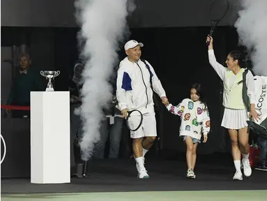 Saat memasuki lapangan, ribuan penonton yang menyaksikan Tiba Tiba Tenis langsung heboh menyambut kedatangan Wulan Guritno dn Gading Marten. Tampak pula, Gempita juga turut mendampingi sang ayah untuk memberikan dukungan.
(Liputan6.com/IG/@gadiiing)