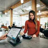 Hari Pelanggan Nasional menjadi upaya perusahaan untuk meningkatkan kepuasan pelanggan melalui berbagai promo dan diskon menarik. (unsplash/blakewisz).