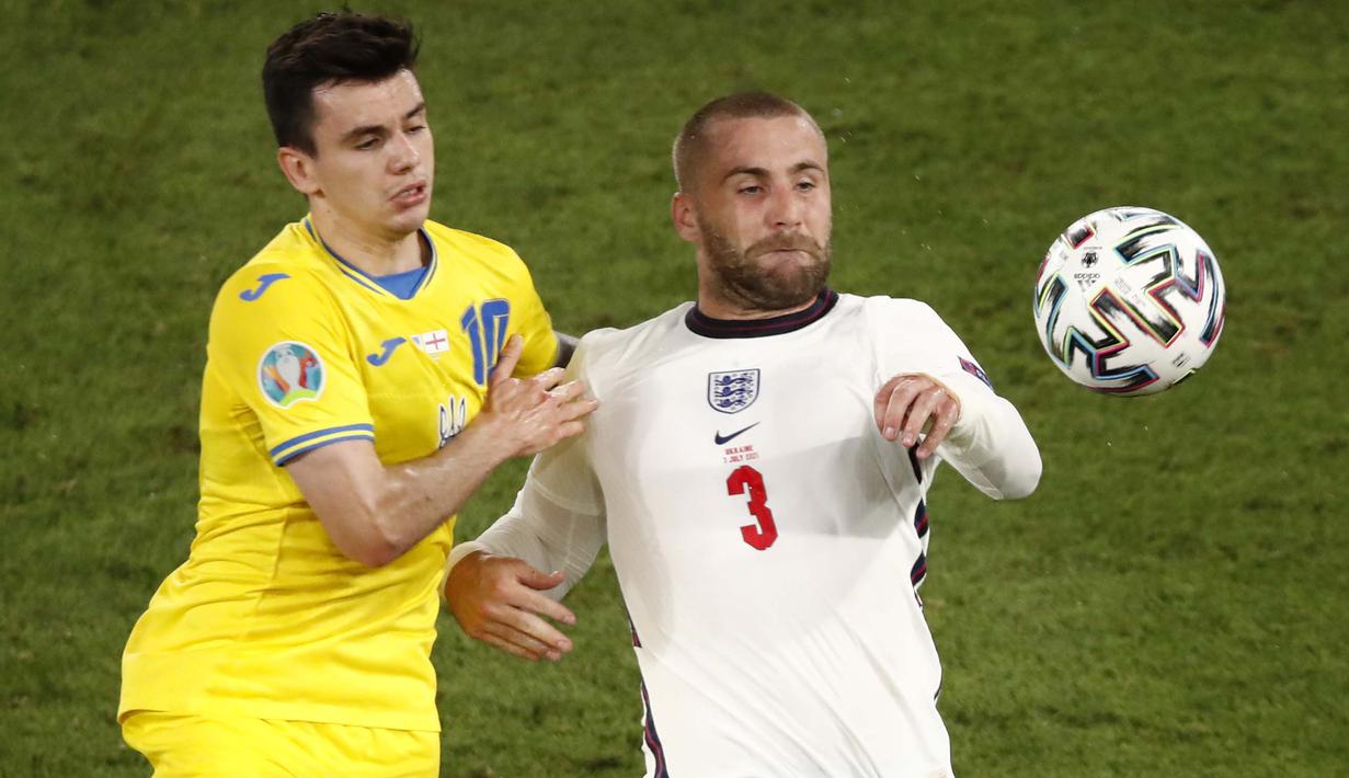 Bek Timnas Inggris Luke Shaw (kanan) tampil mempesona pada pertandingan kali ini. Gol ketiga The Three Lions lagi-lagi melaluin andil umpan matangnya ke jantung pertahanan Ukraina. (Foto: AP/Pool/Alessandro Garofalo)