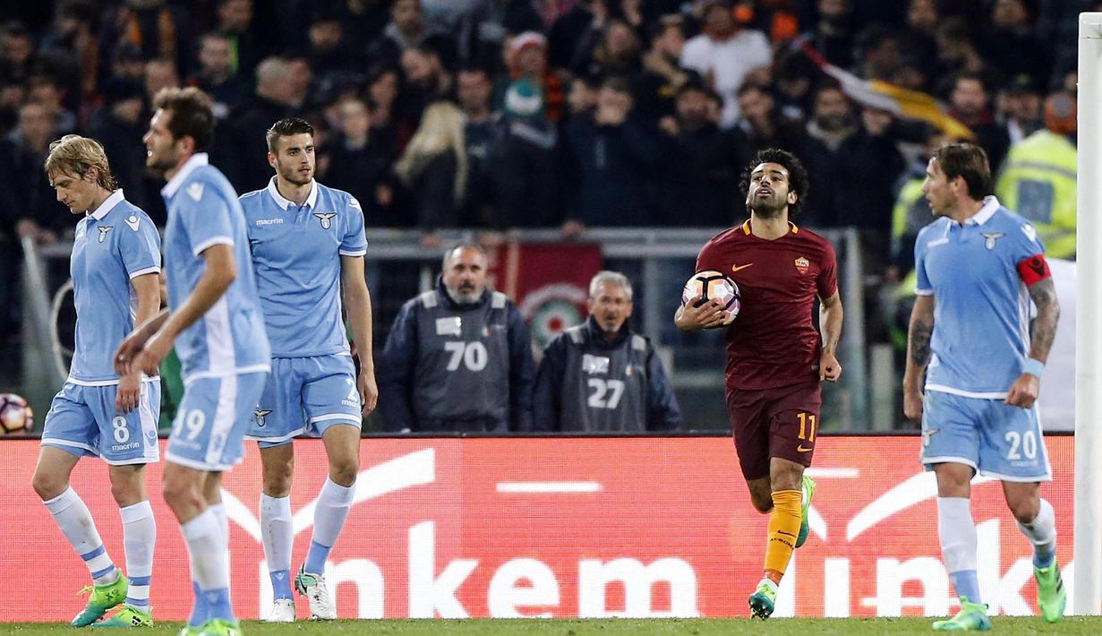 Gelandang AS Roma, Mohamed Salah, melakukan selebrasi usai mencetak gol ke gawang Lazio pada semifinal Copa Italia di Stadion Olympic, Roma (4/4/2017). Salah resmi berseragam Liverpool dengan status pemain termahal. (EPA/Angelo Carconi)