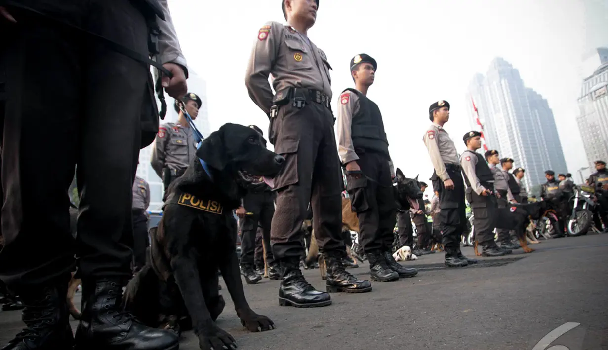 Kegiatan apel tersebut dilakukan untuk mengesiapkan pengamanan anggota kepolisian dalam pengamanan pelantikan presiden dan wakil presiden yang baru, Jakarta, Kamis (16/10/2014) (Liputan6.com/Faizal Fanani)