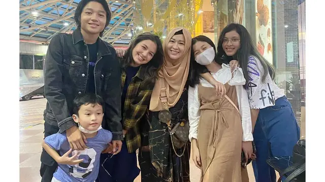Disebut Calon Mantu, Ini 6 Kebersamaan Saskia Chadwick dengan Okie Agustina