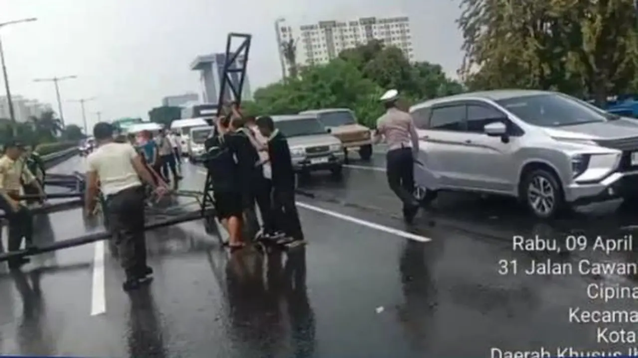Sebuah papan reklame roboh di ruas Jalan Tol Dalam Kota (Dalkot) KM 0.600 arah Pancoran–Cawang, pada Rabu (9/4/2025).