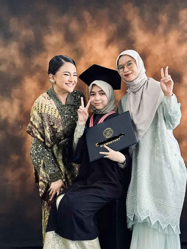 6 Potret Marshanda Dampingi Sienna Wisuda Kelulusan SD, Outfitnya Memukau
