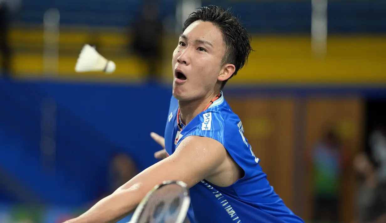 <p>Pemain badminton Jepang Kento Momota saat bertanding melawan pemain badminton Indonesia Chico Aura Dwi Wardoyo pada pertandingan kualifikasi tunggal putra Badminton Asia Championships 2022 di Muntinlupa, Filipina, Rabu (27/4/2022). (AP Photo/Aaron Favila)</p>