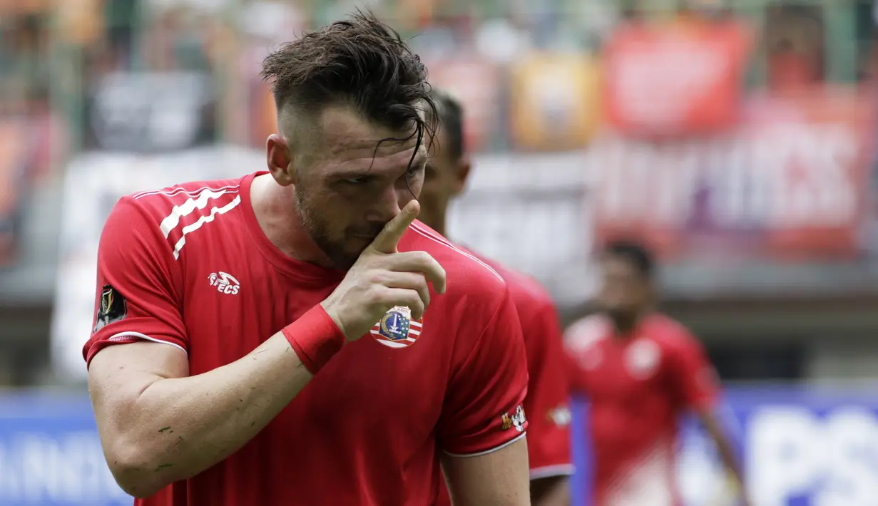 Striker Persija Jakarta, Marko Simic, merayakan gol yang dicetaknya ke gawang 757 Kepri Jaya pada laga Piala Indonesia di Stadion Patriot Bekasi, Jawa Barat, Rabu (23/1). Persija menang 8-2 atas Kepri. (Bola.com/Yoppy Renato)